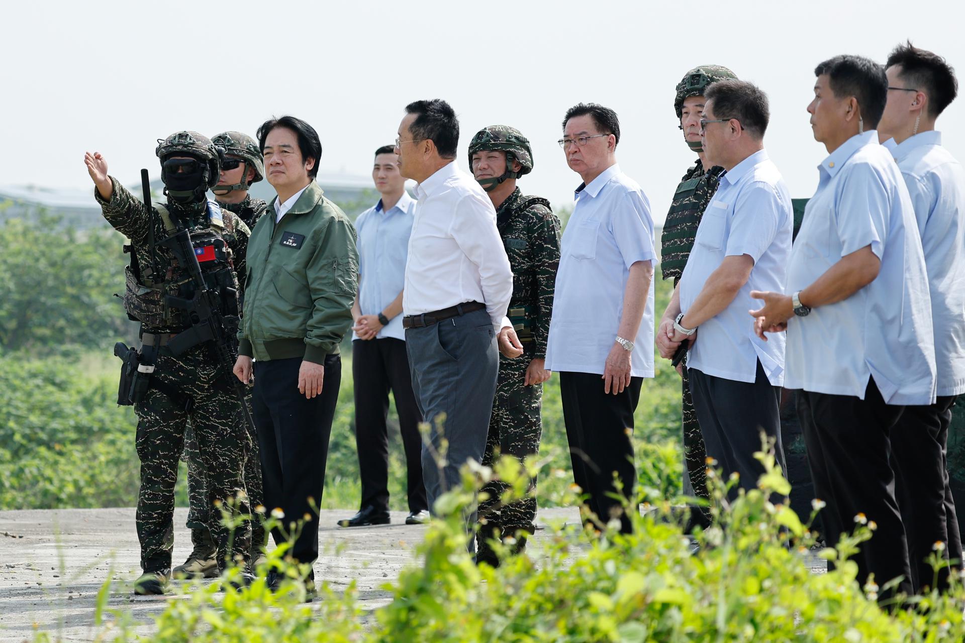 O presidente de Taiwan, Lai Ching-te, observando um exercício militar no país.
