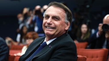 Bolsonaro pede autorização para consulta odontológica com a nora em Brasília