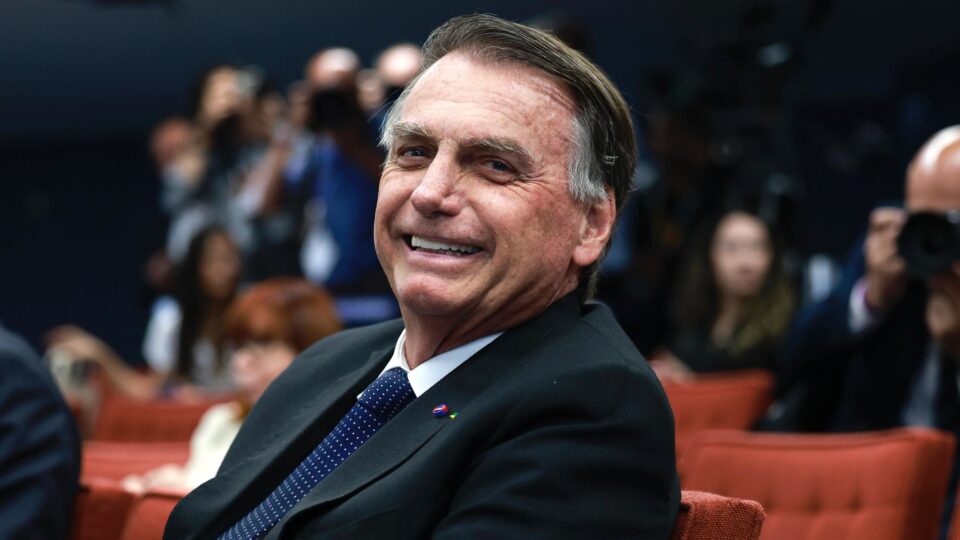 Bolsonaro pede autorização para consulta odontológica com a nora em Brasília