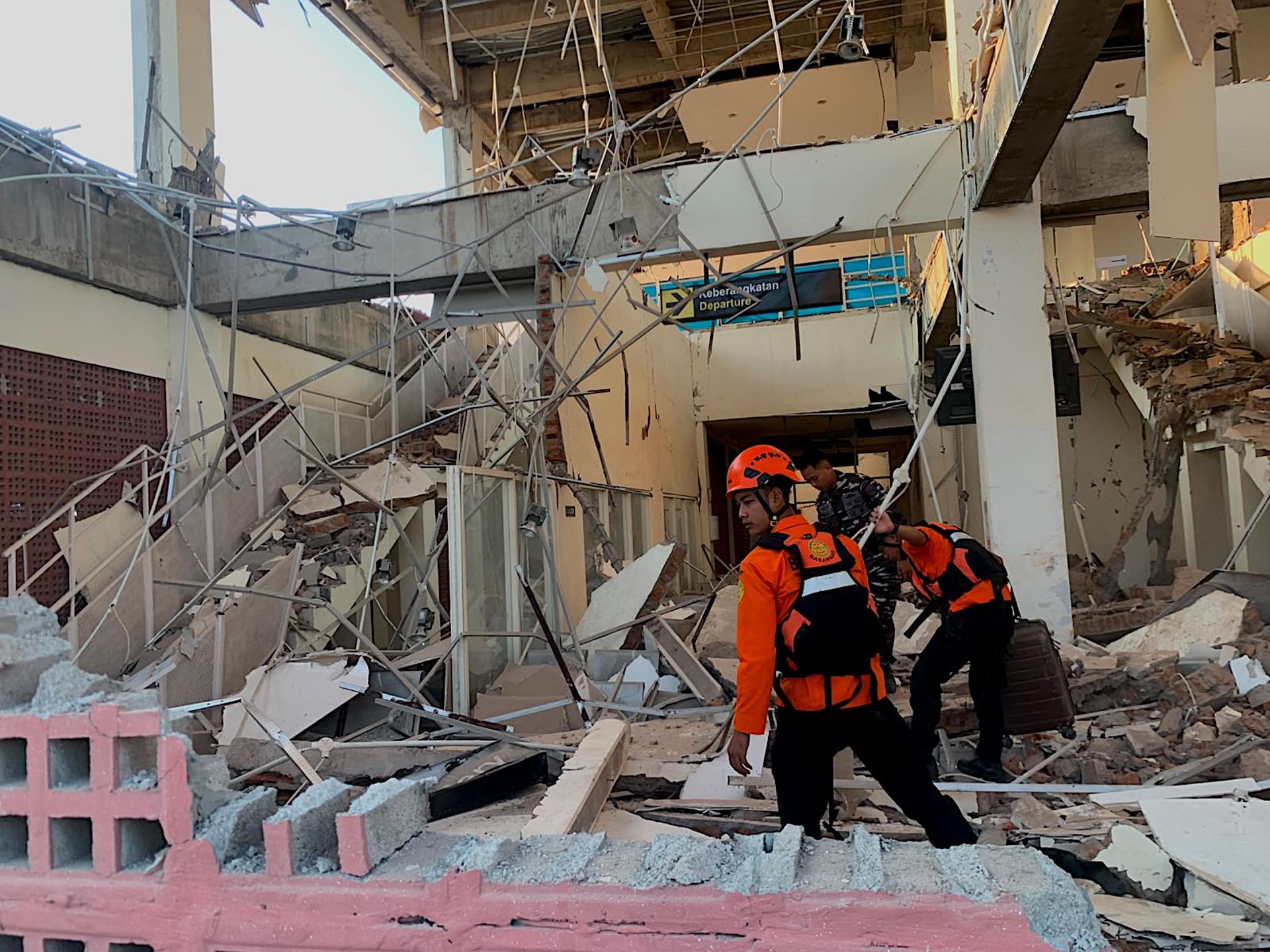 Terremoto de magnitude 7,7 causa pânico, derruba prédios e deixa mortos na Indonésia