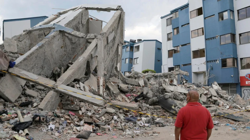 O cenário da destruição em Pereira, na Colômbia: terremoto devastador.