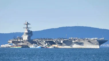 Porta-aviões nuclear USS Gerald R. Ford ancorado no porto de Split, na Croácia
