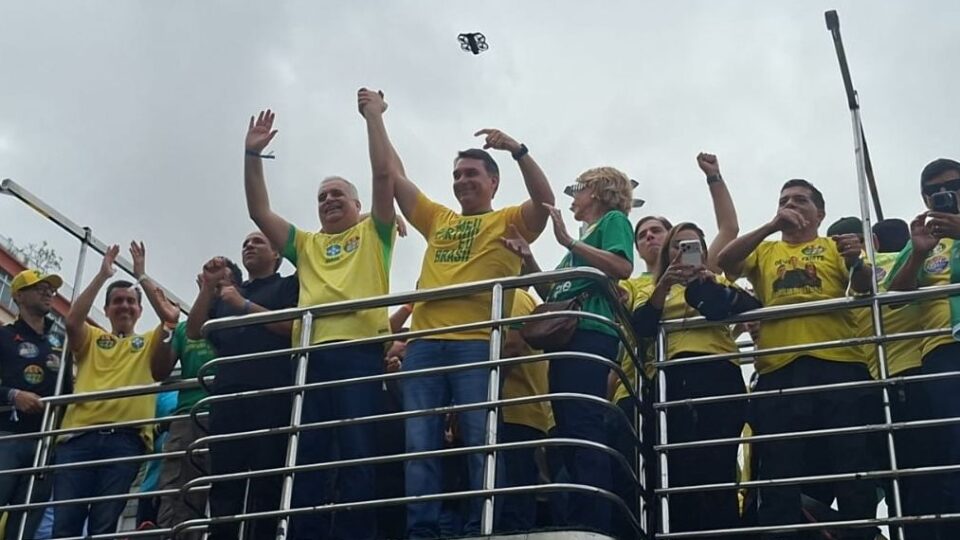 Flávio Bolsonaro lança candidatura à Presidência em Copacabana