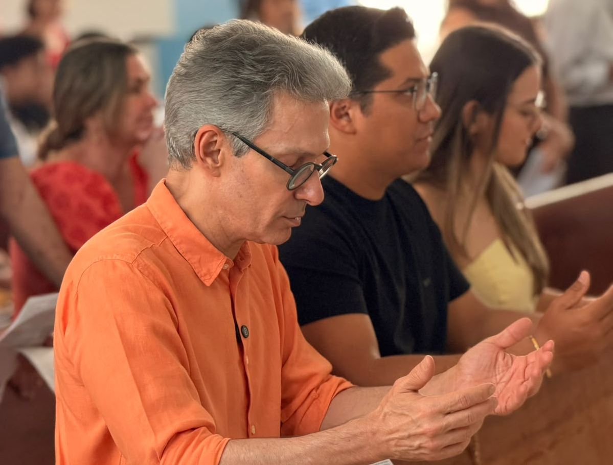 Zema inicia campanha participando de missa no norte de Minas Gerais