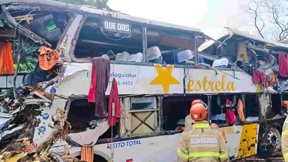 Ônibus de turismo tombado às margens da BR-040, em Petrópolis (RJ)