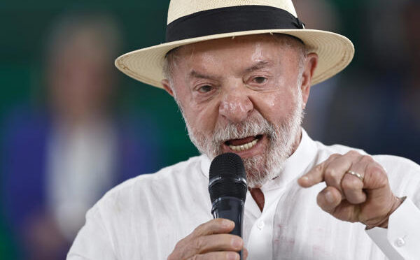 Lula admite tratamento para câncer e diz que lutará “para a direita não vencer”