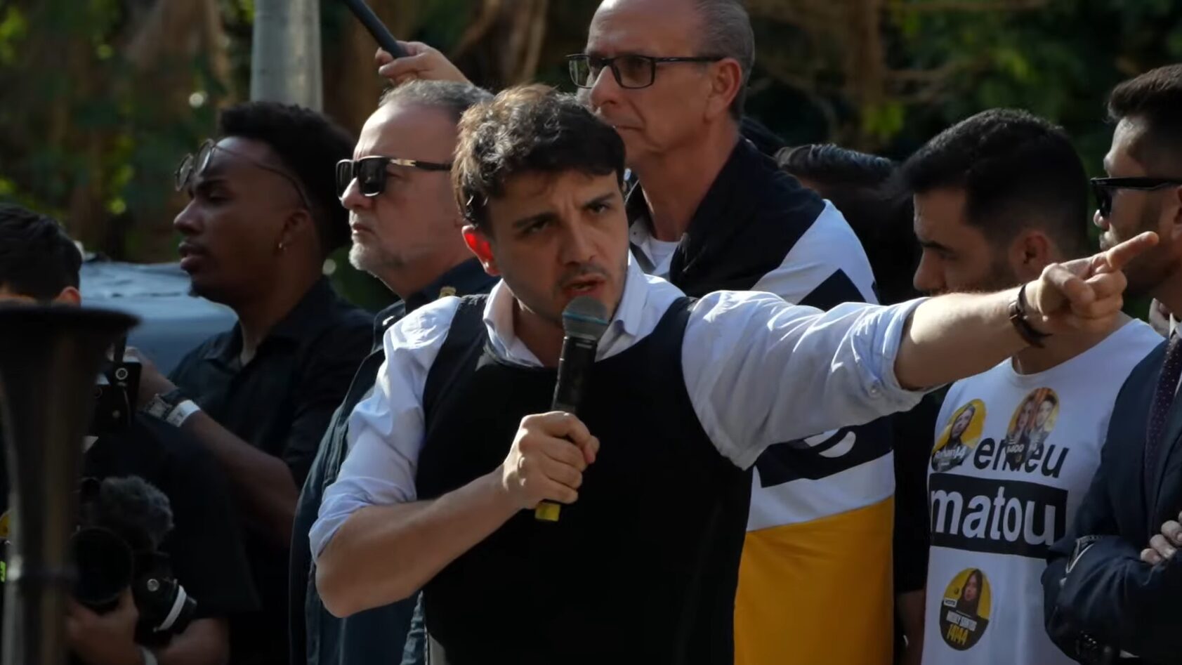 Renan Santos critica Flávio e Lula, fala em despertar Brasil e matar “vagabundos”
