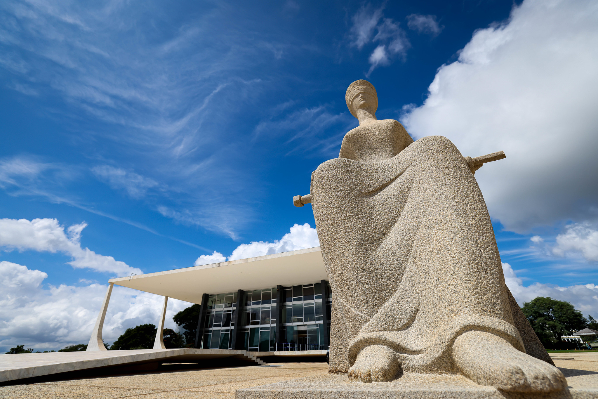 Inversão de valores impede jovem de trabalhar e deixa poderosos sem fiscalização