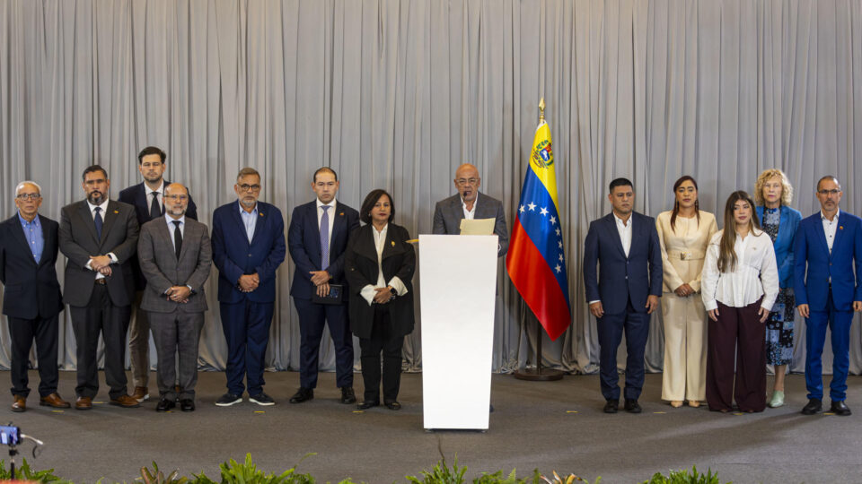 Chavismo e oposição avançam em pacto para reformar o judiciário na Venezuela