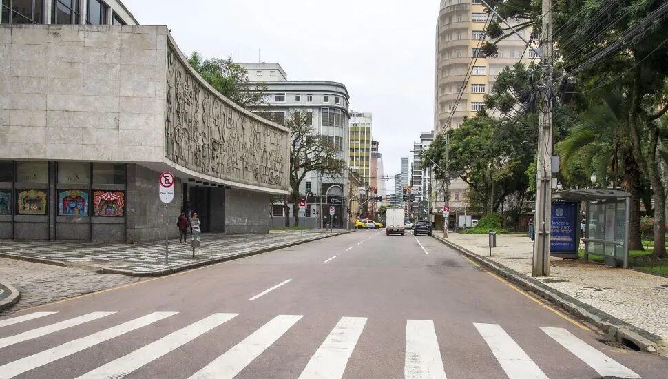Obras no centro de Curitiba vão transformar trecho da Rua Conselheiro Laurindo em calçadão e alterar o trânsito na região.