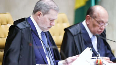 PEC propõe aplicação imediata de mandato e ameaça "impeachment indireto" de ministros.