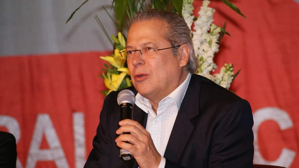 José Dirceu destaca apoio de diferentes partidos à candidatura de Lula em 2026.