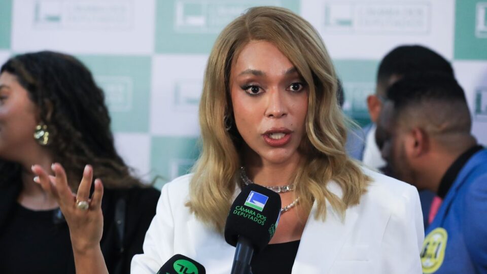 TRE-SP manda Pavanato retirar vídeo em que se refere a Erika Hilton como “deputada travesti de Lula”