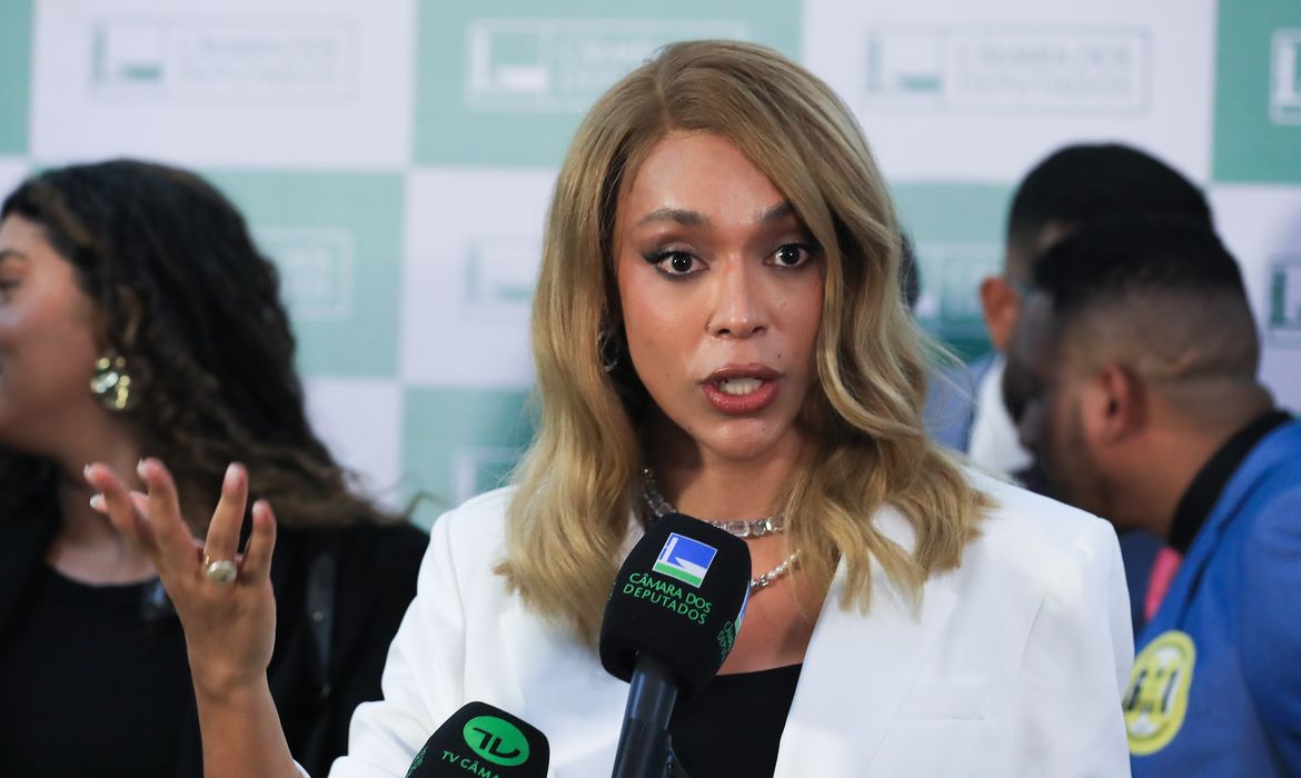 TRE-SP manda Pavanato retirar vídeo em que se refere a Erika Hilton como “deputada travesti de Lula”