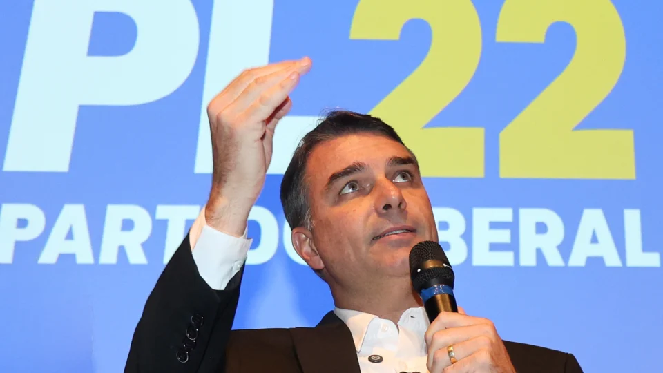 Flávio Bolsonaro cancela agenda em Juiz de Fora por causa do mau tempo.