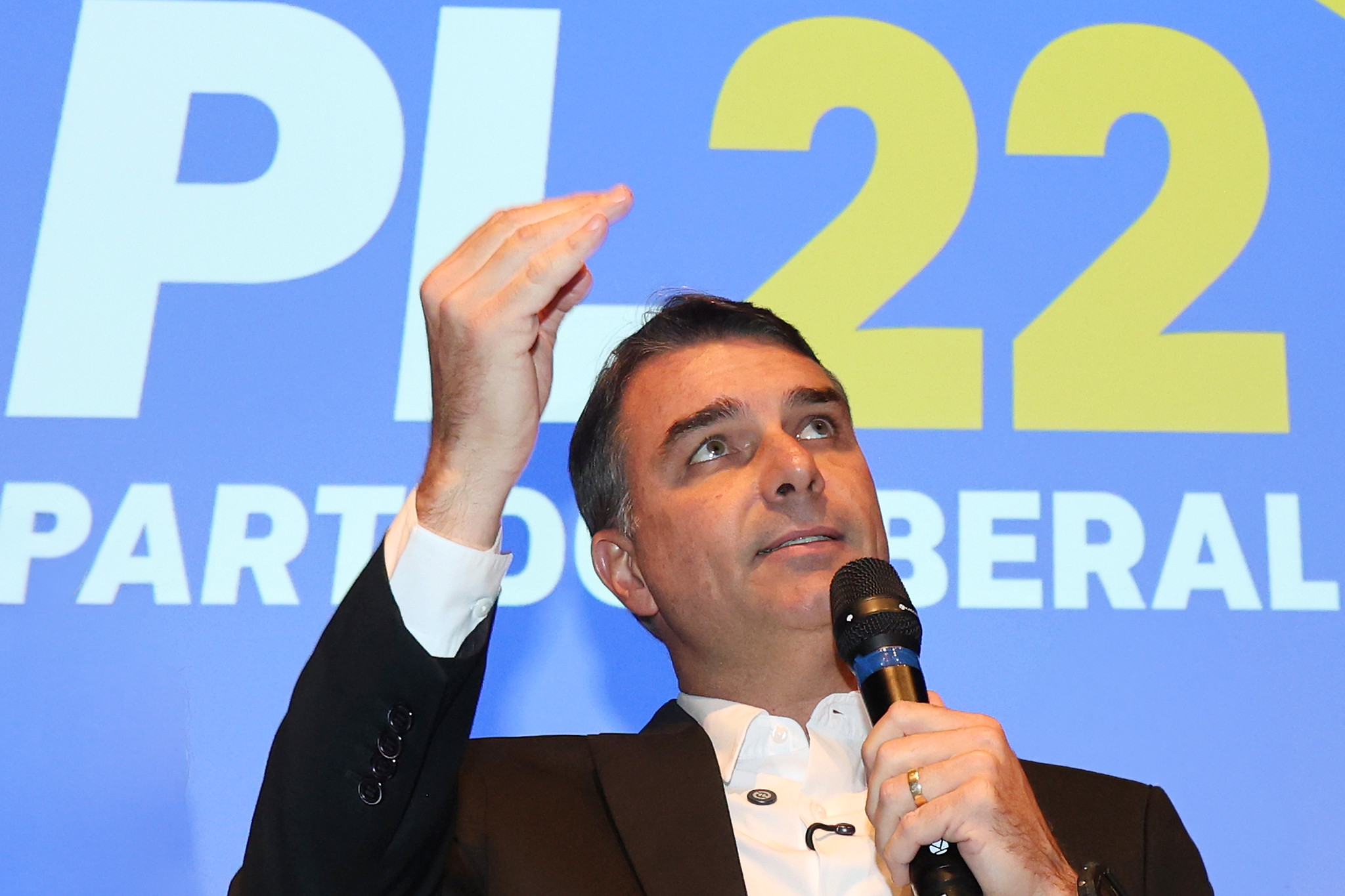 Mau tempo faz Flávio cancelar agenda em Juiz de Fora onde Jair Bolsonaro levou facada