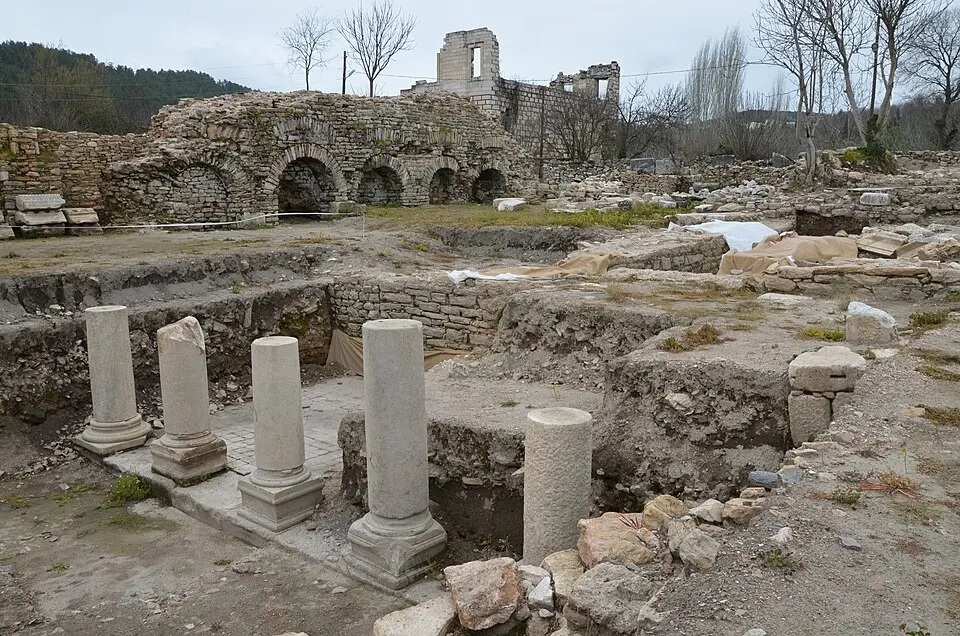 Entre as ruínas de Stratoniceia, fragmentos de pedra preservaram por cerca de 1,5 mil anos o registro de um caso de corrupção que envolveu a administração romana.