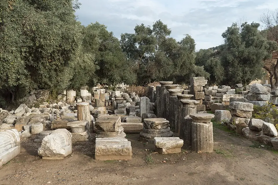 Foi em Stratoniceia, no sudoeste da atual Turquia, que pesquisadores encontraram os fragmentos que ajudaram a completar uma decisão judicial romana de 480.