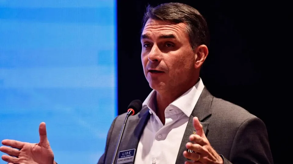 Plano de governo de Flávio Bolsonaro inclui redução da máquina pública, com corte de dez ministérios, revisão da reforma tributária, com redução da alíquota do IVA e nova regra fiscal