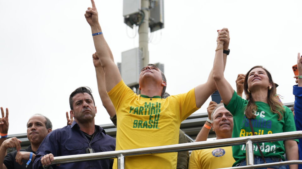 Flávio aposta na memória de Bolsonaro para mobilizar eleitorado e enfrentar Lula