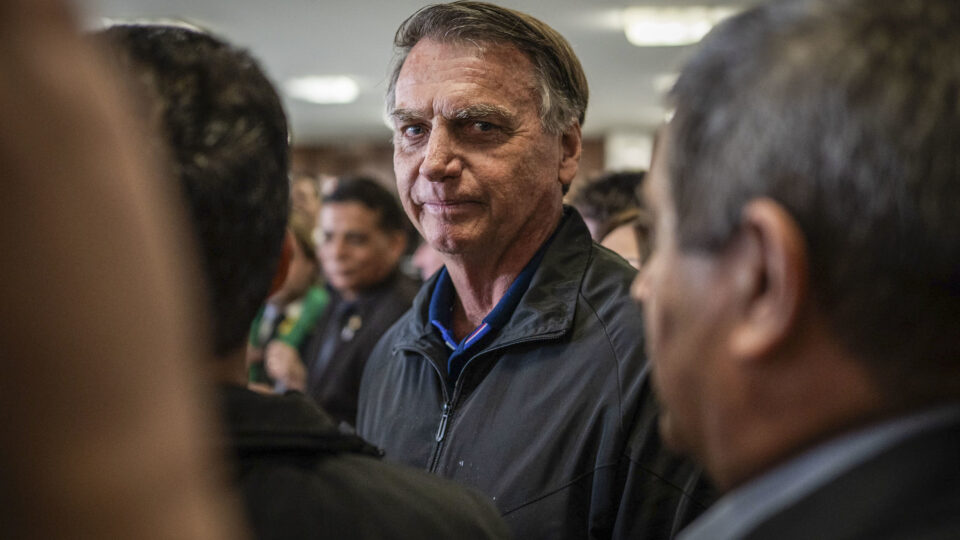 Moraes autoriza Bolsonaro a ir ao dentista, mas veta clínica de mulher de Flávio