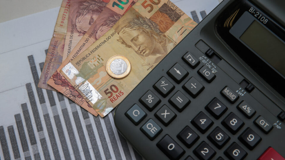 O cerco aos juros abusivos: como a tecnologia e a transparência blindam o consumidor?