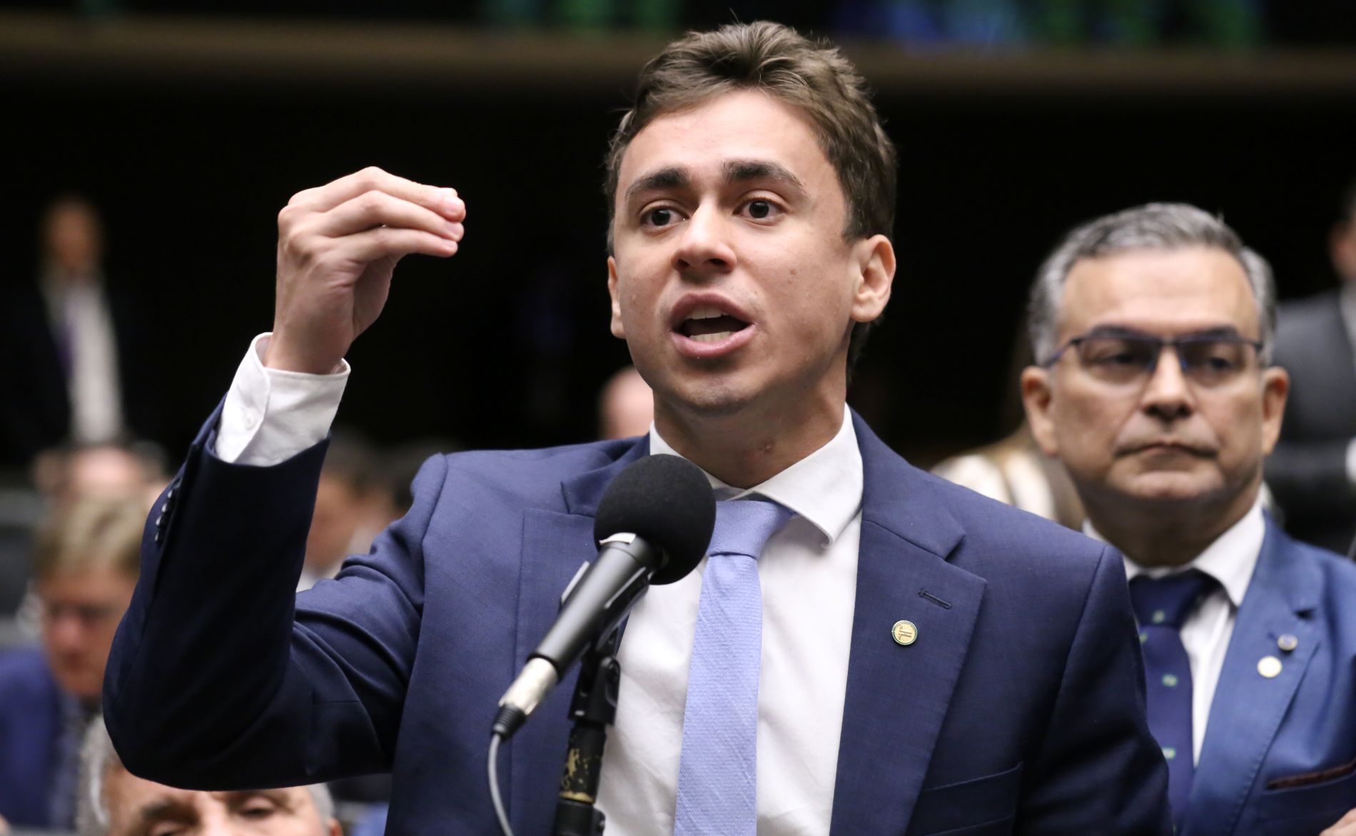 Nikolas Ferreira propõe redução automática de salários de políticos no Brasil