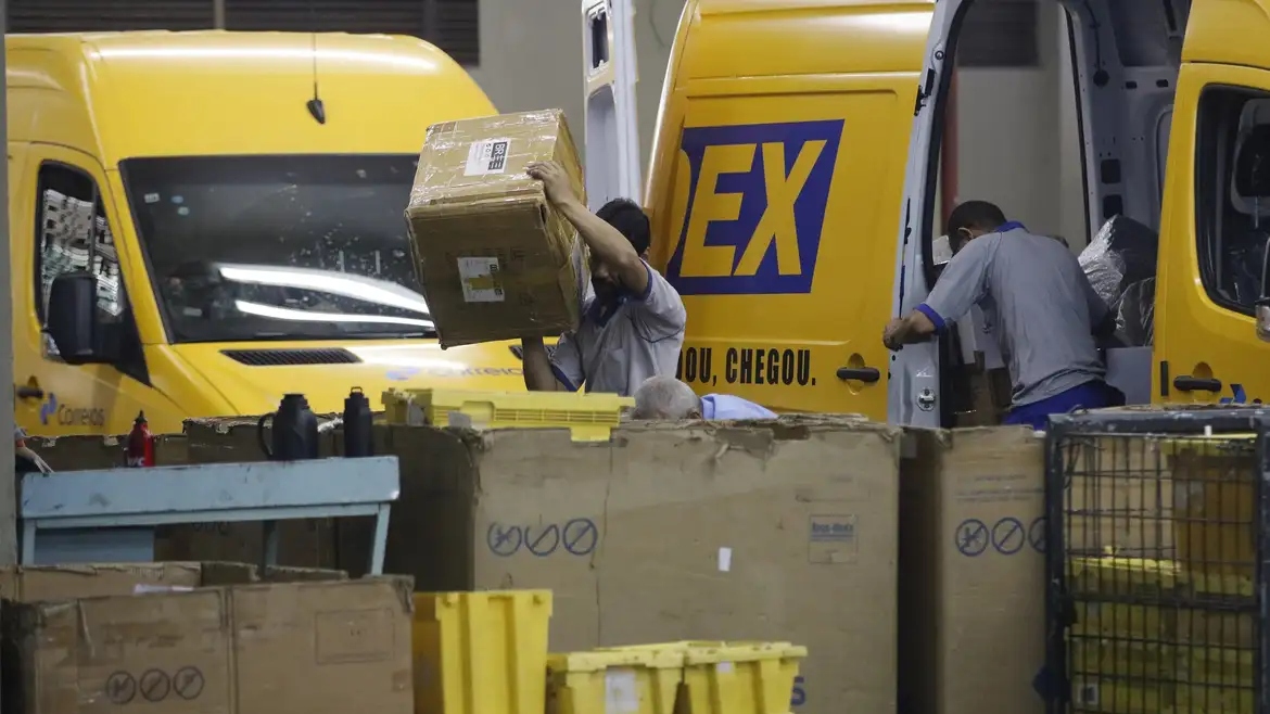 Estatal começou a entregar em território nacional compras feitas pela internet em duas lojas paraguaias.