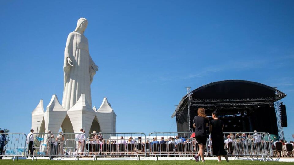 Polônia inaugura estátua de Nossa Senhora maior que o Cristo Redentor