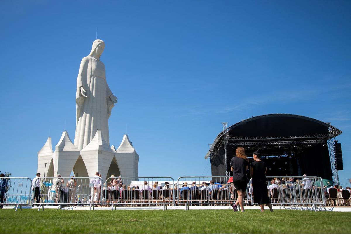 Financiado pelo industrial polonês Roman Karkosik e sua esposa Grazyna, acredita-se que o monumento seja a maior estátua de Nossa Senhora da Europa.