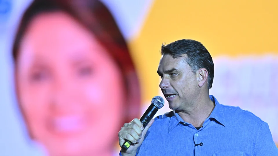 Flávio Bolsonaro pesquisa Quaest evangélicos