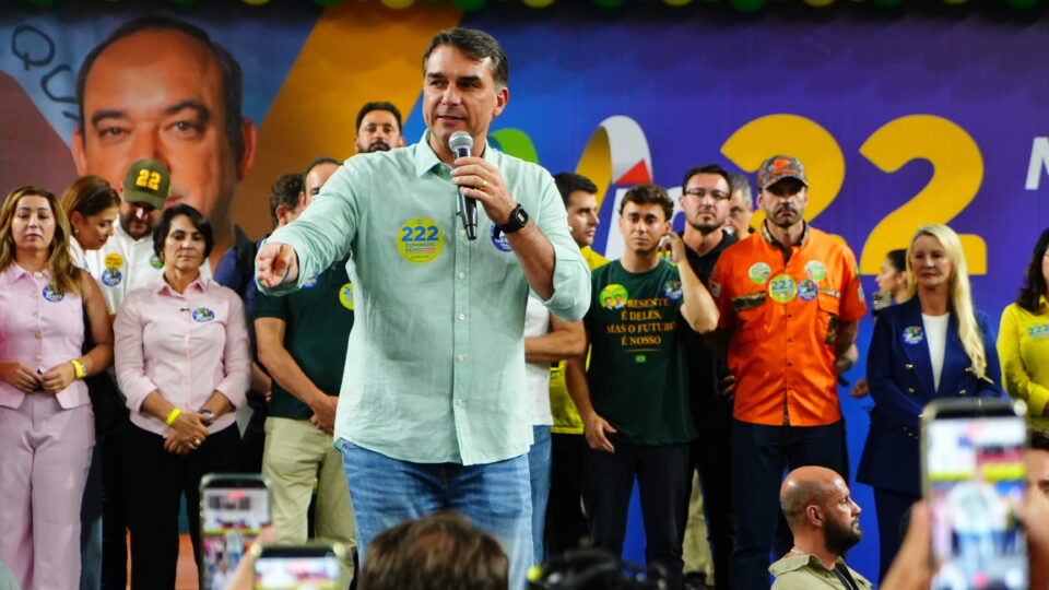 Flávio propõe dobrar número de presídios federais e adotar padrão Bukele contra o crime