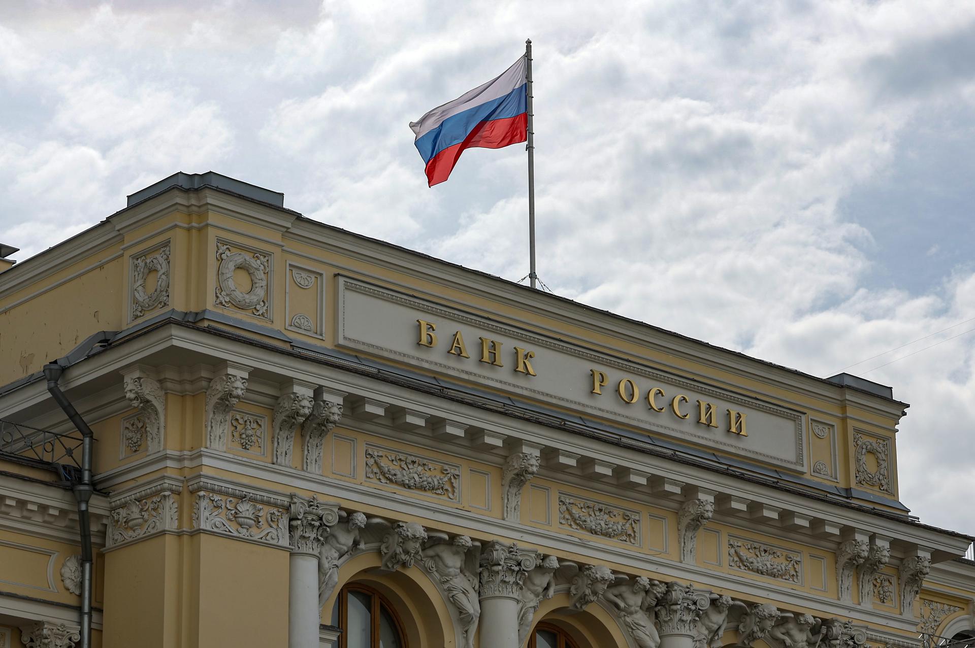 Russos retiram bilhões dos bancos por receio de confisco pelo regime Putin