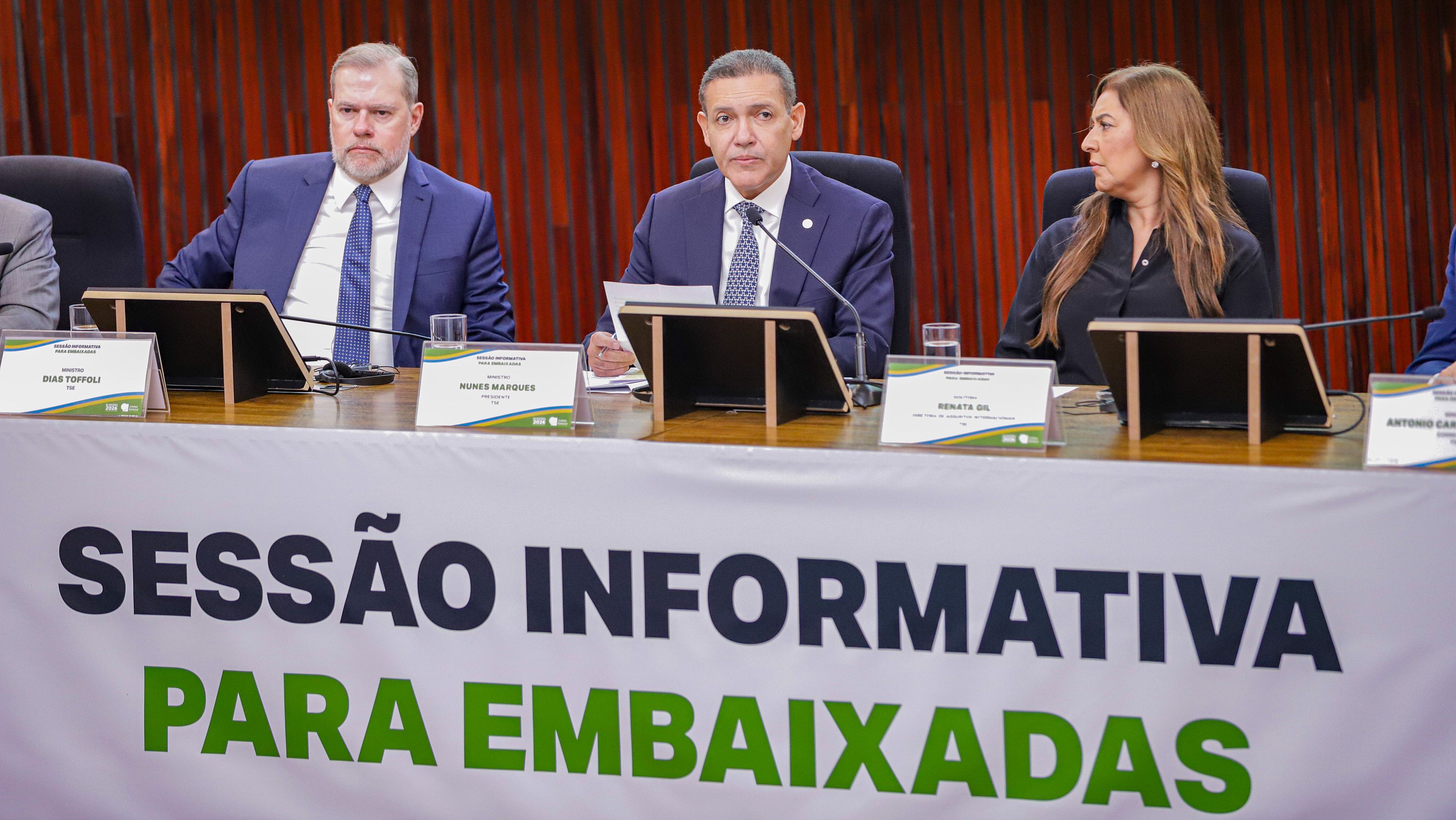 Nunes Marques (ao centro), presidente do TSE, convidou embaixadores para defender o sistema eletrônico de votação usado no Brasil.