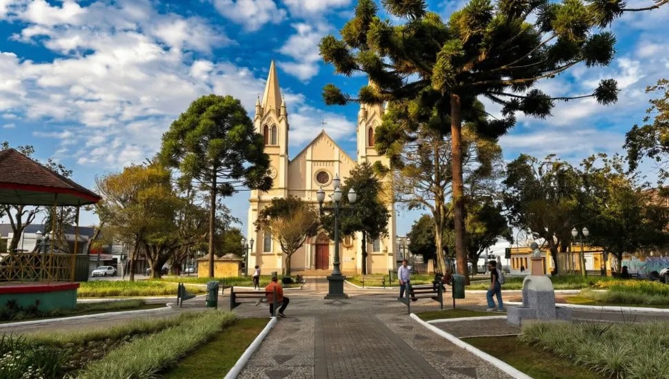 Praça central de Campo Largo tem a Igreja Matriz Nossa Senhora da Piedade como ponto de referência do Centro Histórico do município.