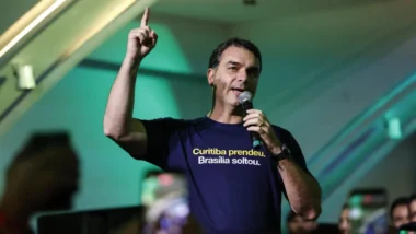 TSE determina remoção de publicação contra Flávio Bolsonaro.
