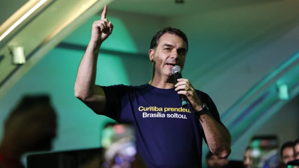 TSE determina remoção de postagem que atribuiu assassinato a Flávio Bolsonaro