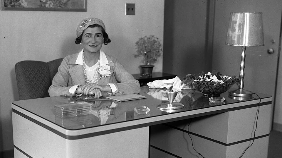 Coco Chanel, nascida em 19 de agosto de 1883, revolucionou a moda feminina e transformou seu nome em uma das marcas mais conhecidas do mundo.