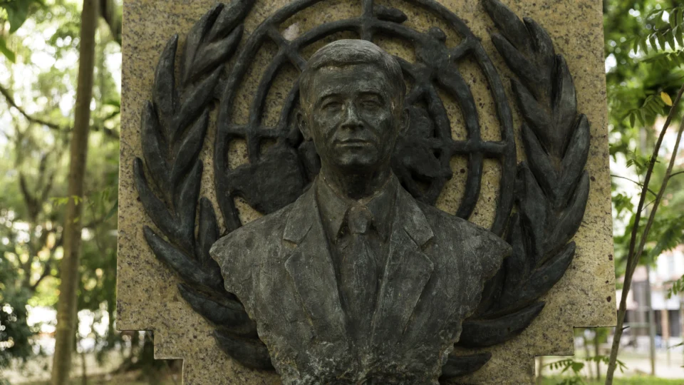 Monumento a Sergio Vieira de Mello no Rio de Janeiro; o diplomata brasileiro morreu em 19 de agosto de 2003 no atentado contra a sede da ONU em Bagdá.