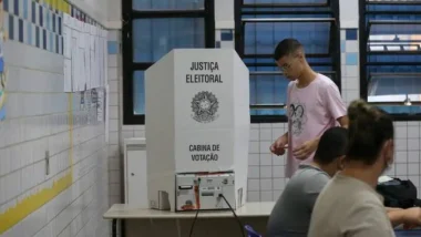 Apesar da redução no número de jovens aptos a votar, a faixa etária apresentou participação elevada nas últimas eleições gerais.