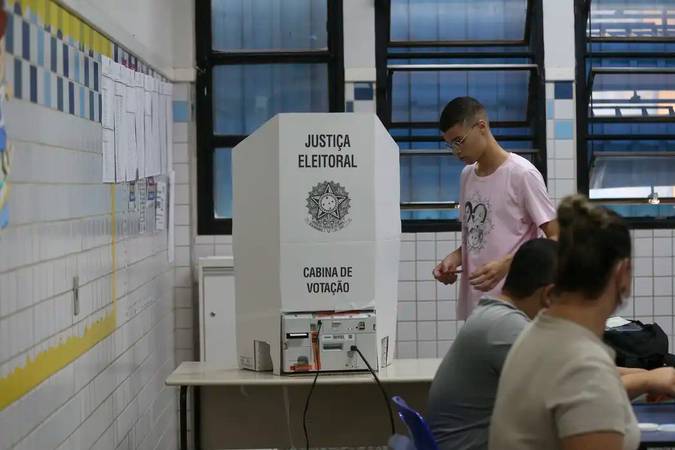 Apesar da redução no número de jovens aptos a votar, a faixa etária apresentou participação elevada nas últimas eleições gerais.
