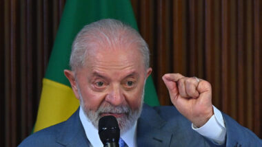 Lula pressiona Congresso por aprovação do fim da taxa das blusinhas: "Questão de justiça"