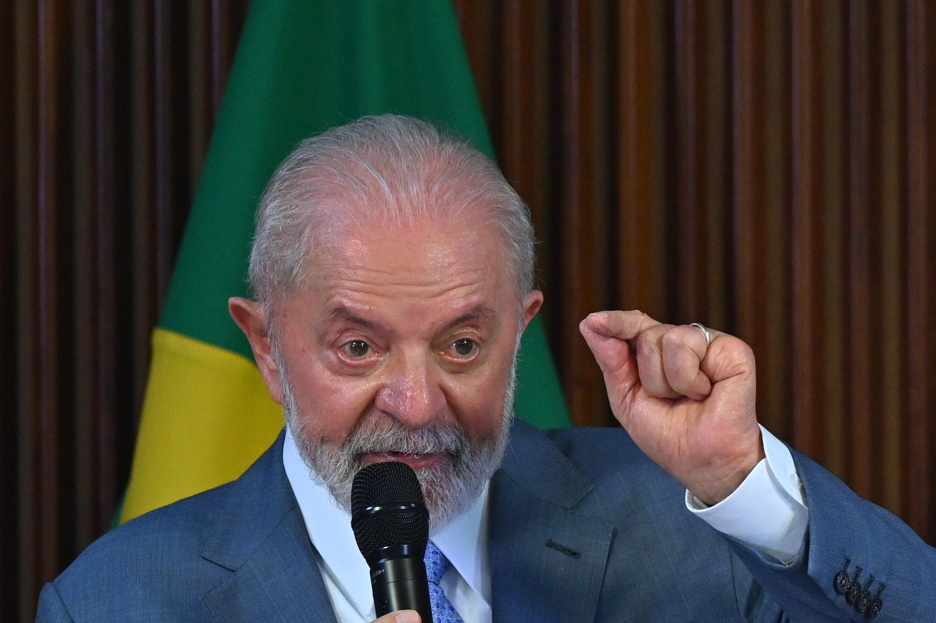 Lula pressiona Congresso por aprovação do fim da taxa das blusinhas: “Questão de justiça”