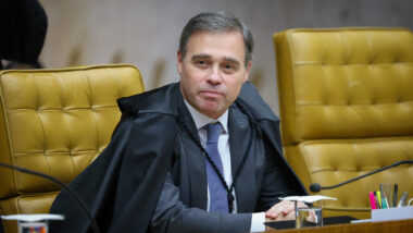 Ministro assumiu ação que lida com sanções e saúde mental no trabalho. Após entender que normas não possuem critérios objetivos, suspendeu e determinou envio a núcleo de conciliação.