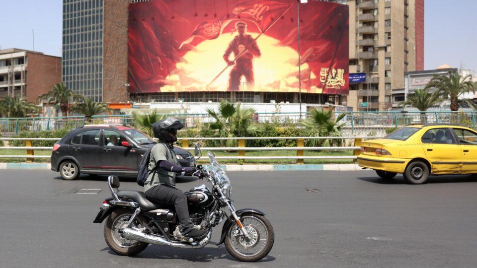 Emirados Árabes suspendem comércio com o Irã após ataque a petroleiros em Ormuz