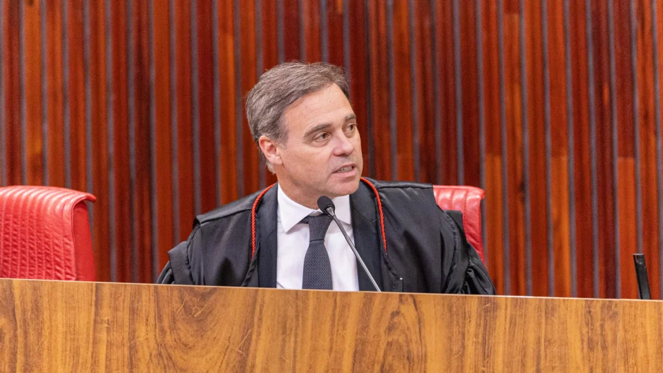 Ministro quer saber se campanha utilizou servidores e materiais públicos para produzir vídeos de reuniões no Planalto.