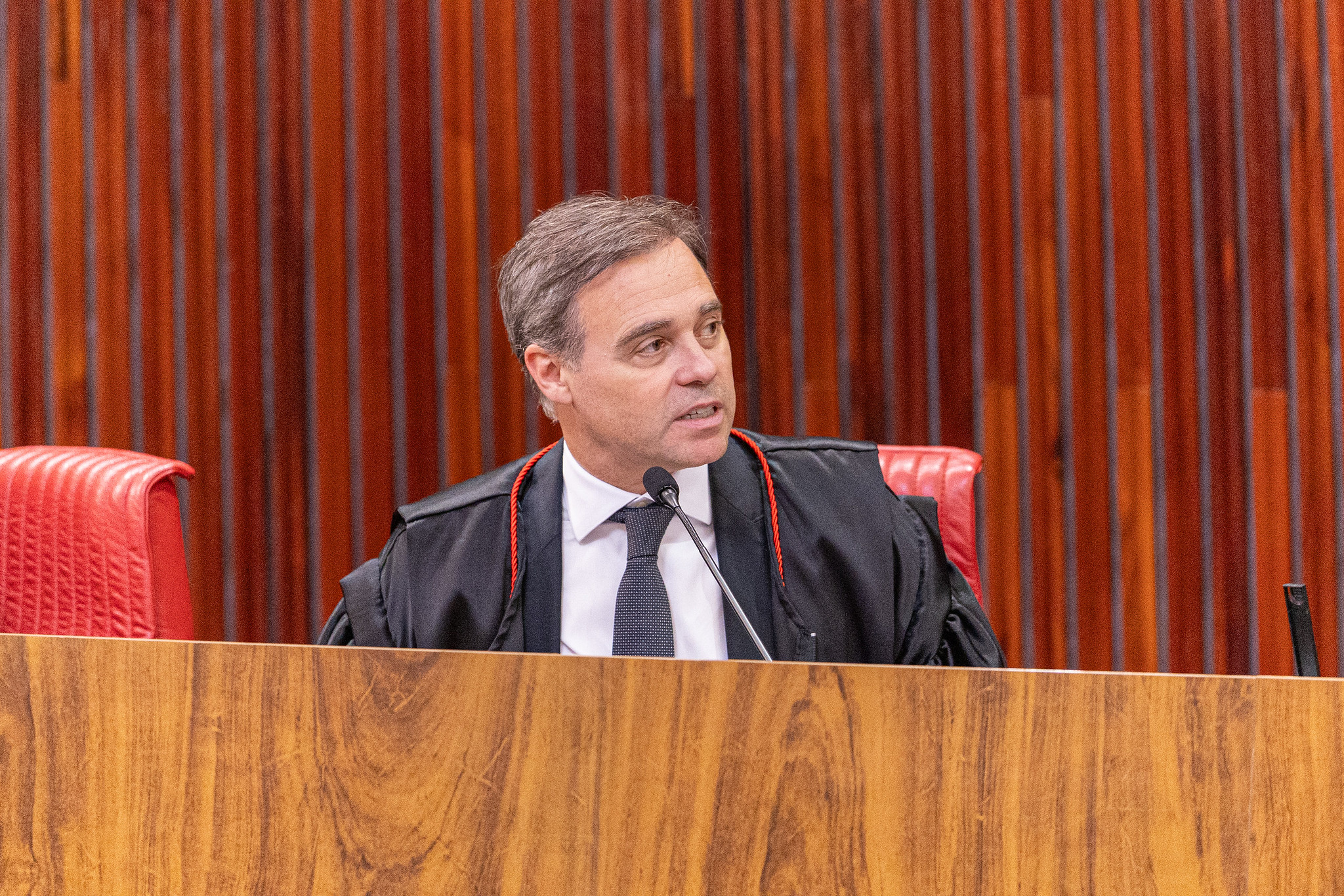 Ministro quer saber se campanha utilizou servidores e materiais públicos para produzir vídeos de reuniões no Planalto.