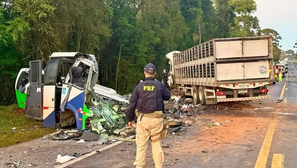 Acidente em rodovia mata 23 pessoas no Paraná