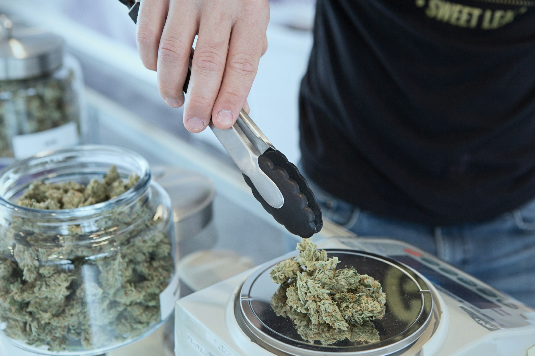 Grupo de Lulinha tentou usar brecha para obrigar governo a comprar composto da maconha
