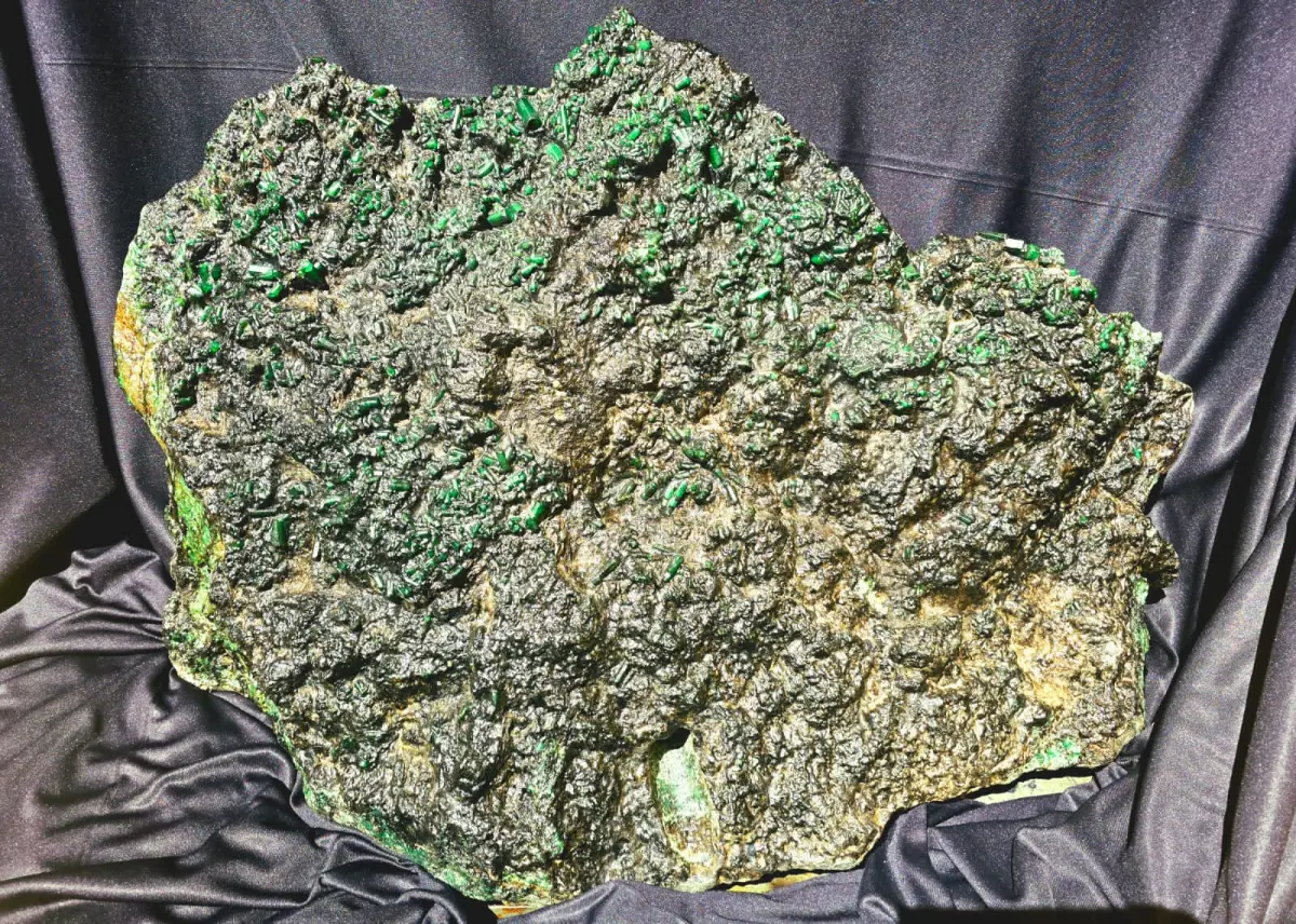 A esmeralda Selena é uma formação mineral de 142 quilos cujo valor está justamente na preservação do conjunto de xisto, berilo e cristais de esmeralda.